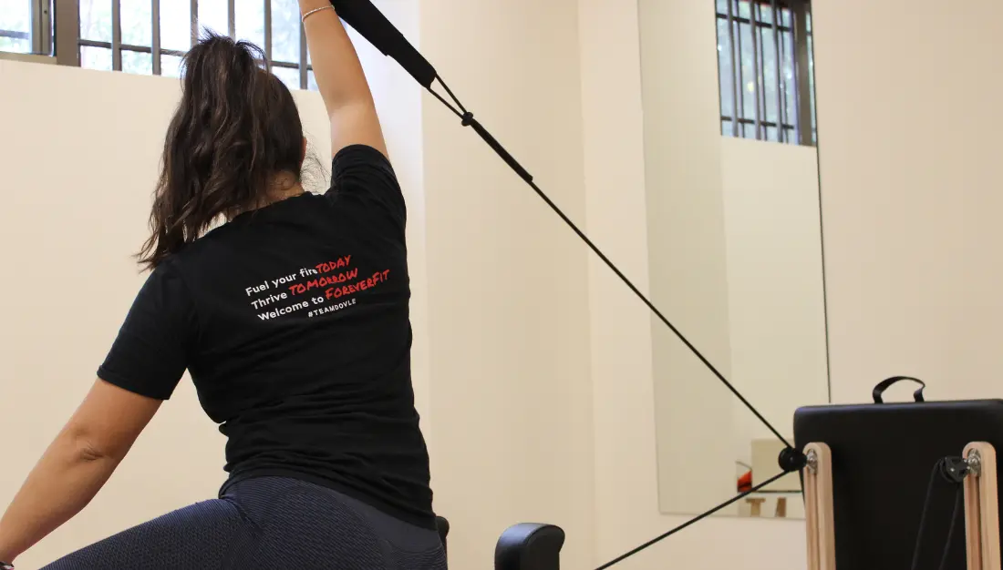 Ασκούμενη σε μηχάνημα Pilates Reformer